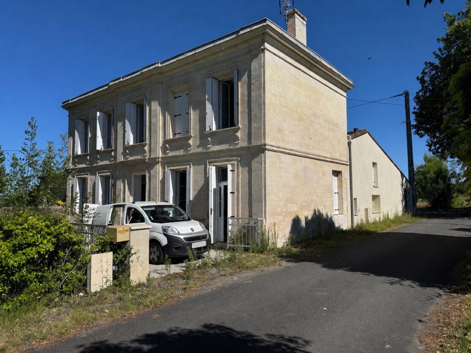 Cour avant décaissement et empierrement