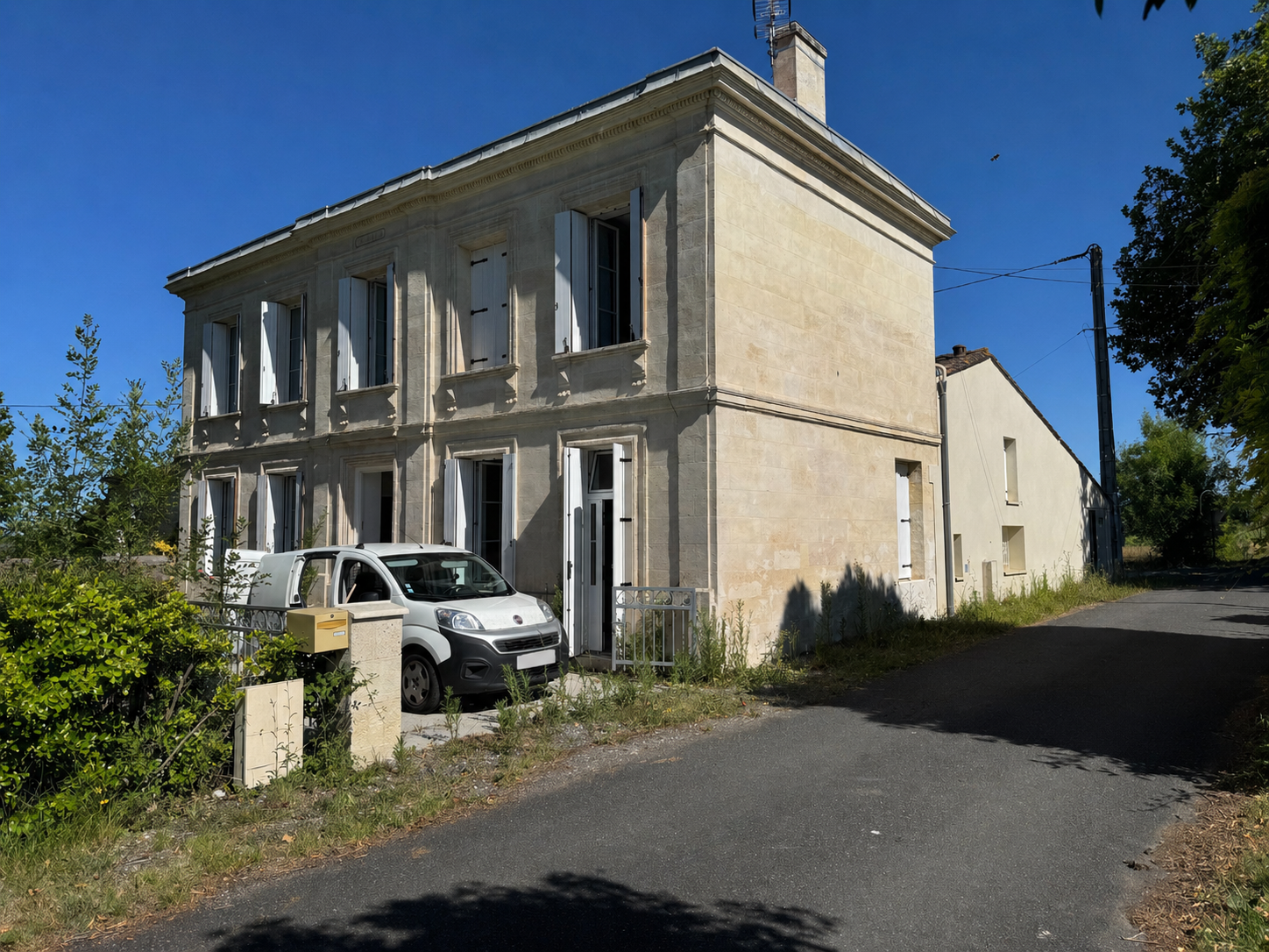 Cour avant décaissement et empierrement